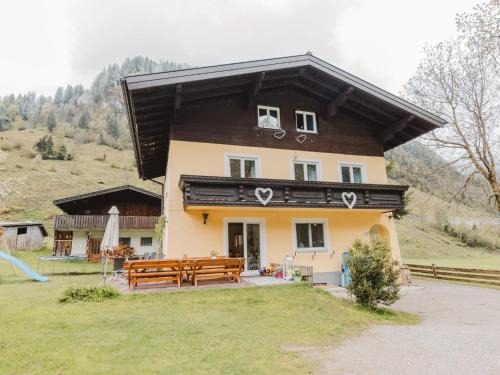 Fusch an der Grossglocknerstrasse House | Holiday Home Bergfried by Interhome