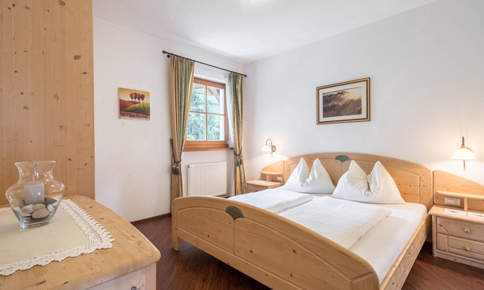 Caines Apartment | Holiday Apartment "Tischlerhof - Typ B" with Wi-Fi, Terrace and Mountain View