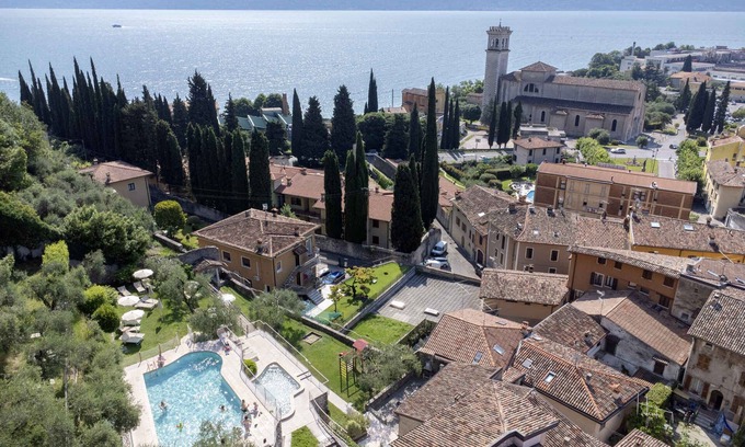 Toscolano Maderno Apartment | Holiday apartment with air conditioning, WiFi and pool