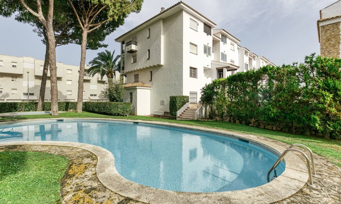 L'Escala Apartment | Holiday Apartment "Amarres" with Shared Pool, Balcony & Wi-Fi