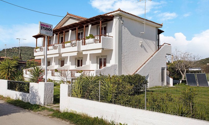 Alikanas Apartment | Holiday Apartment Bekiri with Shared Garden, Balcony & Wi-Fi