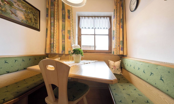 Spinga Apartment | Holiday Apartment "Dolomitenblick" with Mountain View, Balcony & Wi-Fi
