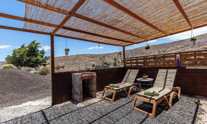 Tuineje Apartment | Holiday Apartment "La Fortaleza - Casa La Fuentita - Adults Only" with Mountain View