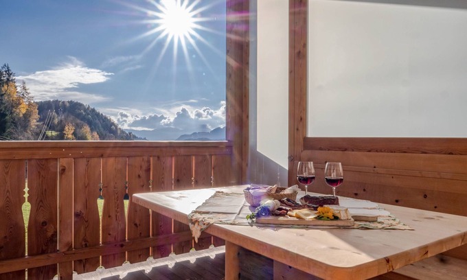 Albions Apartment | Holiday Apartment “Morgengruß” near Seiser Alm with Mountain View, Wi-Fi & Balcony