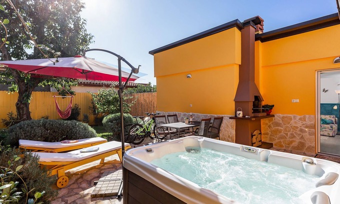 Stranici kod Nove Vasi Apartment | Holiday Apartment Nik, 5 km from Poreč/beach, with private hot tub & garden