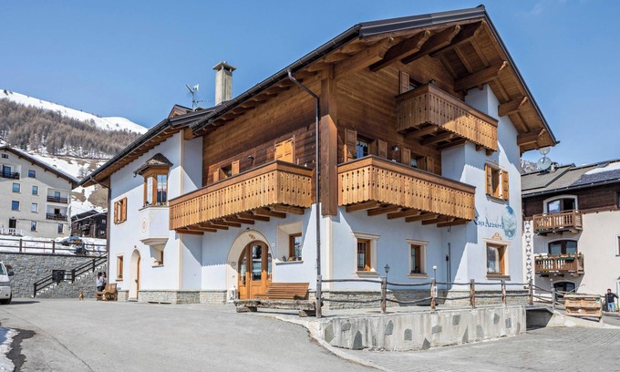 Livigno Apartment | Holiday Apartment Omega - Casa Azzurra Piano Terra with Mountain View, Wi-Fi & Garden