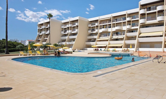Gale Apartment | Holiday Apartment "Palmeira Galé" with Sea View, Wi-Fi, Balcony & Shared Pool