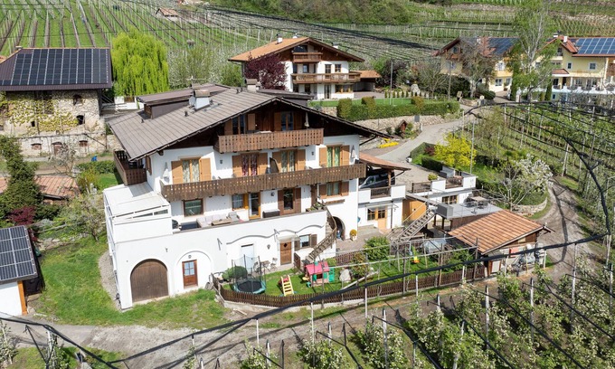 Lagundo Apartment | Holiday Apartment 'Rasnerhof Ferienwohnung Zielspitz' with Moutain View, Balcony & Wi-Fi