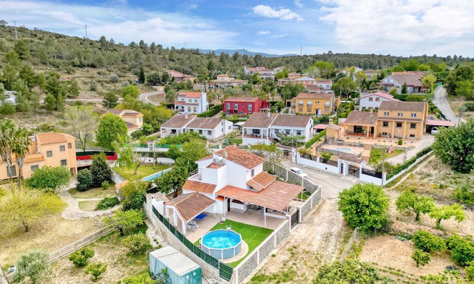 Macastre Apartment | Holiday Apartment 'Violeta' with Mountain View, Wi-Fi and Air Conditioning