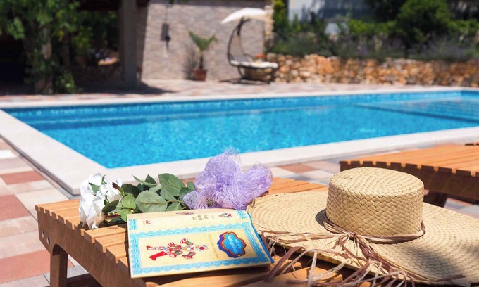 Milcetici Apartment | Holiday apartment with balcony