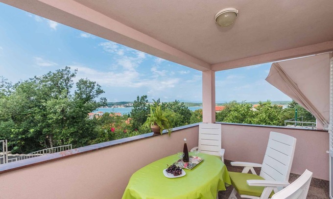 Klimno Apartment | Holiday apartment with air conditioning and sea view