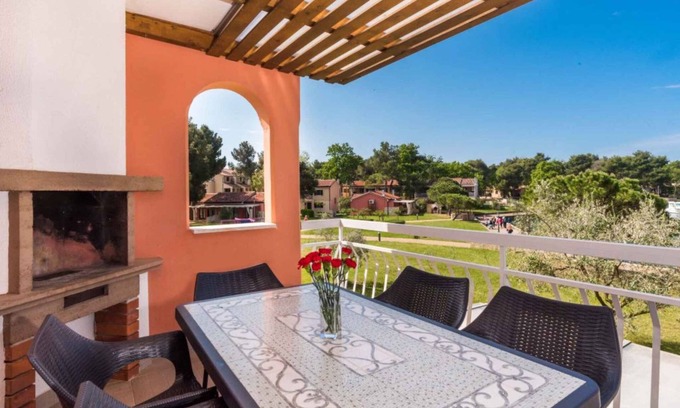 Monterol Apartment | Holiday apartment with an outdoor pool in resort