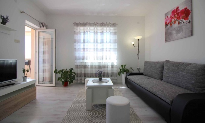 Porec Apartment | Holiday apartment with balcony, air conditioning and wifi
