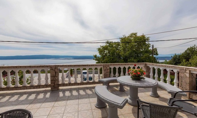 Klanfari Apartment | Holiday apartment with balcony and air conditioning