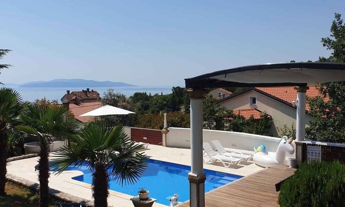Mihotici Apartment | Holiday apartment with air conditioning and pool