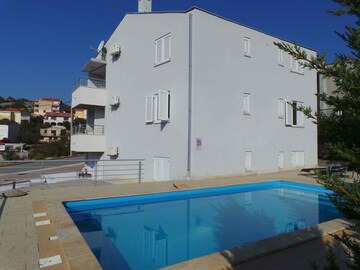 Ribarica Apartment | Holiday apartment with use of pool and balcony