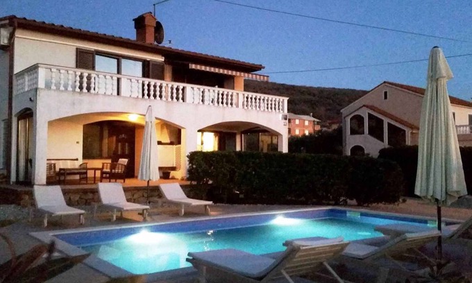 Punat Apartment | Holiday apartment with use of pool and balcony