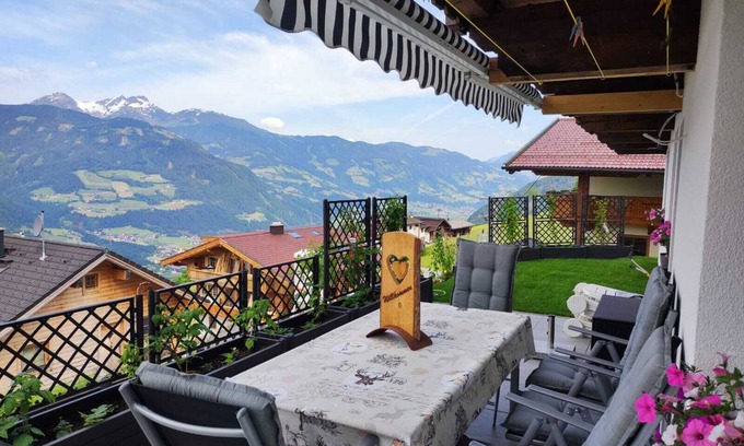 Stummerberg Apartment | Holiday Apartment "Zillertalblick" with Panorama Mountain View & Terrace