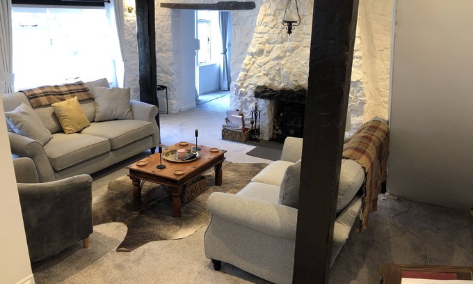 Pentraeth Cottage | Holiday Cottage for 6, 5 mins from Pentraeth Beach, Anglesey