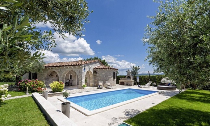 Melnica House | Holiday cottage Istranka * large garden, private pool, BBQ, WiFi