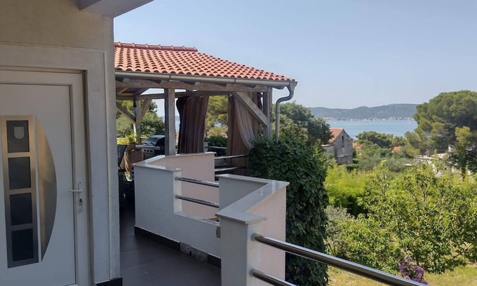 Sveti Filip i Jakov Apartment | Holiday flat with a view of the water