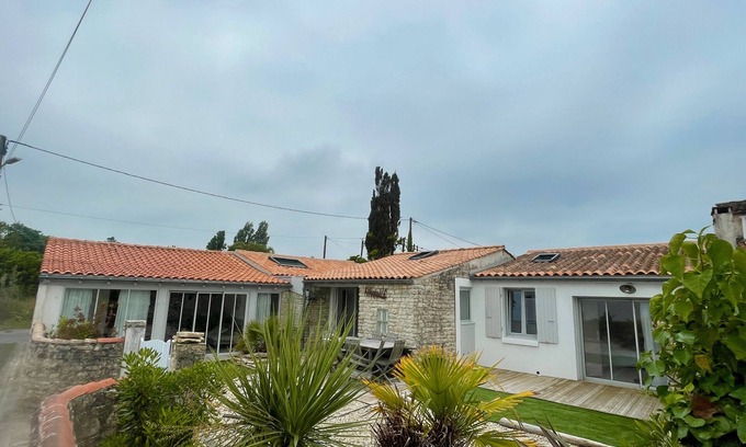 Saint-Denis-d'Oleron House | Holiday Home 'L’hirondelle' with Private Terrace, Private Garden and Wi-Fi