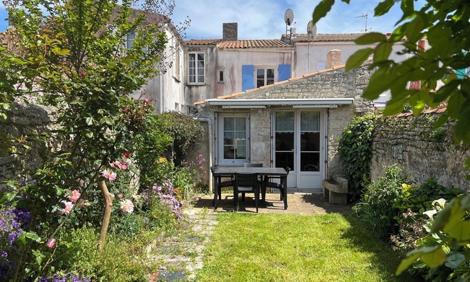 Le Chateau-d'Oleron House | Holiday Home 'Maison Au Cœur Du Château D'Oléron' with Private Terrace and Wi-Fi
