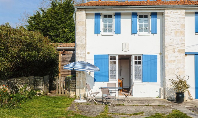 Le Chateau-d'Oleron House | Holiday Home 'Maison Cosy Dans Un Domaine' with Shared Garden