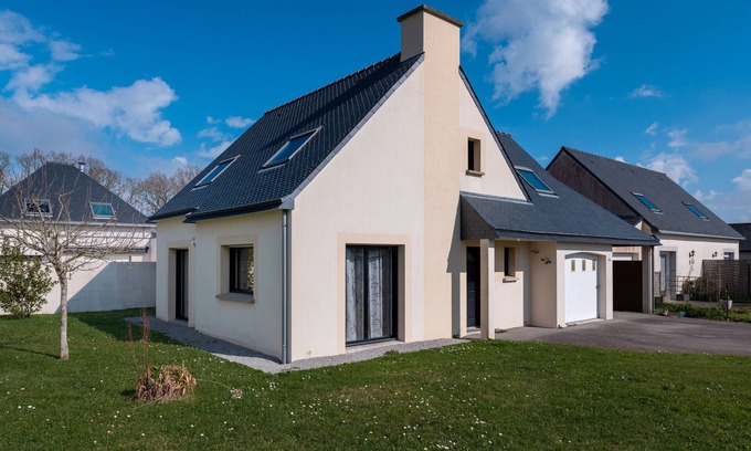 Sainte-Anne-d'Auray House | Holiday Home 'Maison Familiale' with Private Garden