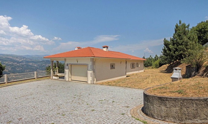 Resende House | Holiday Home 'Sousa's House - Alojamento Local' with Mountain View, Private Terrace and Wi-Fi