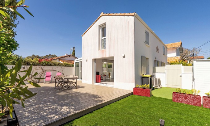 Pornic House | Holiday Home '19 - Havre De Paix' with Private Terrace, Private Garden and Wi-Fi