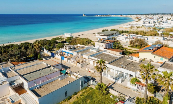 Torre Lapillo House | Holiday Home 'Airone' with Sea View, Wi-Fi and Air Conditioning