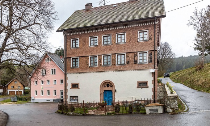Urach House | Holiday Home "Altes Pfarrhaus" with Private Garden & Wi-Fi
