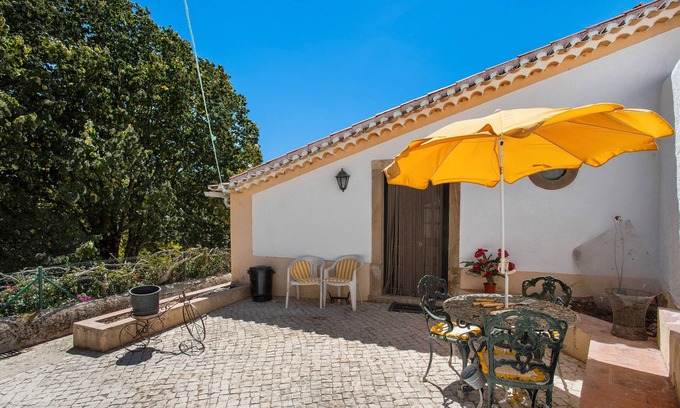 Alenquer House | Holiday Home 'Amarela' with Mountain View, Shared Pool and Wi-Fi