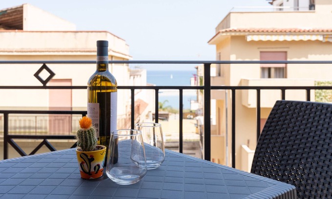 Balestrate House | Holiday Home 'Appartamento I Mori' with Sea View, Wi-Fi and Air Conditioning