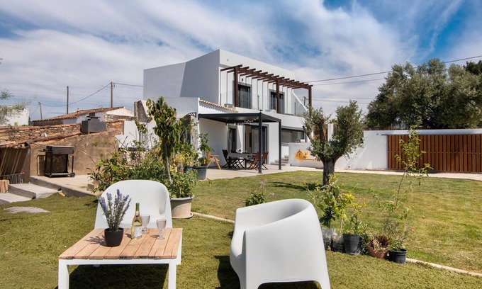 Moncarapacho e Fuseta House | Holiday Home 'Atlantida Farm' with Private Terrace, Wi-Fi and Air Conditioning