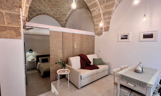 Polignano a Mare Apartment | Holiday Home Cardinal, apartment 45 sqm in the heart of the country, in a small street just a short walk from the old town and the sea.