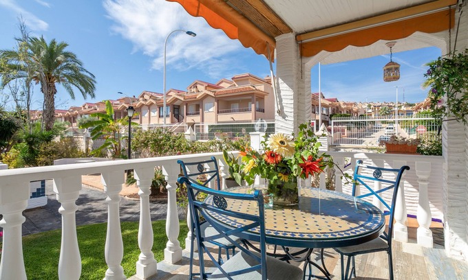 Los Arenales del Sol House | Holiday Home 'Casa Pista' with Shared Pool, Wi-Fi and Air Conditioning