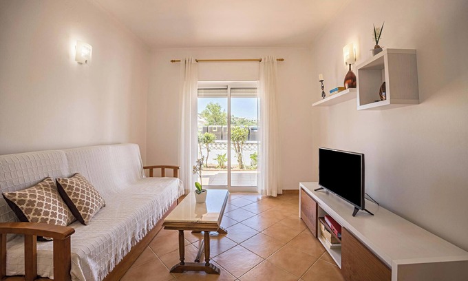 Burgau House | Holiday Home Casa Bege T2 with Shared Pool, Shared Garden, Terrace & Wi-Fi