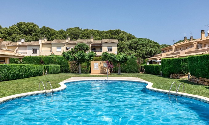 L'Escala House | Holiday Home 'Casa Con Piscina' with Mountain View, Wi-Fi and Air Conditioning