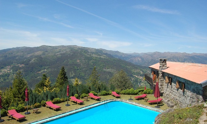 Canicada House | Holiday Home 'Casa Do Gêres' with Lake View, Private Pool and Wi-Fi