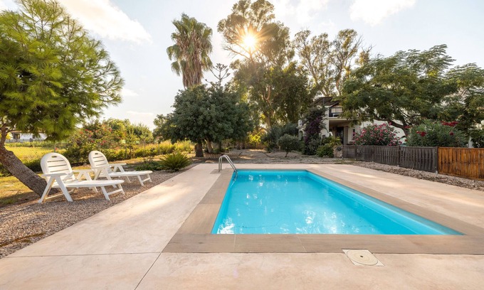 Deltebre House | Holiday Home 'Casa Sorrapa' with Lake Views, Wi-Fi and Air Conditioning