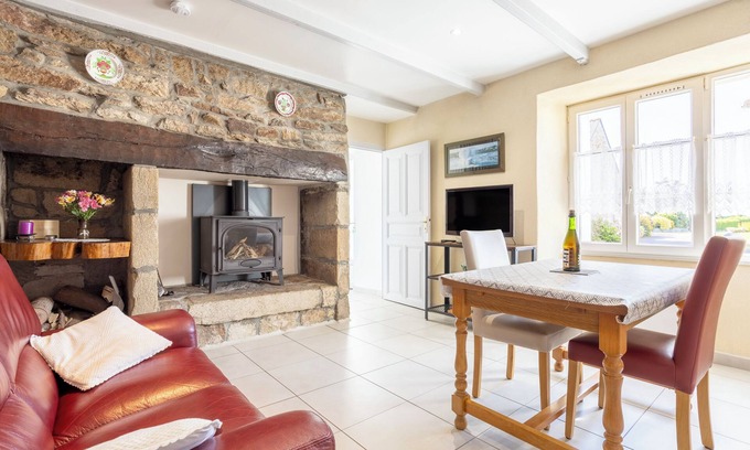 Mahalon House | Holiday Home 'Cheminée, Kerantum, Peaceful' with Shared Garden and Wi-Fi