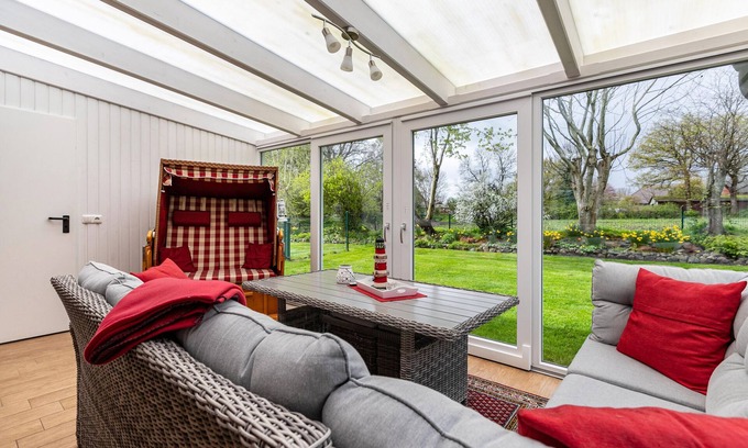 Offenbuttel House | Holiday Home 'De Lüüte Kaat' with Private Terrace, Private Garden and Wi-Fi