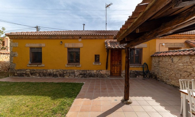El Arenal House | Holiday Home 'De Los Maestros' with Private Garden and Wi-Fi
