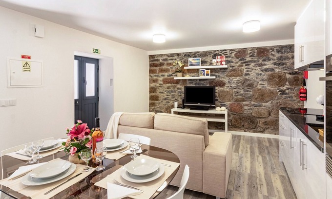 Prazeres House | Holiday Home 'Do Porto' with Sea View, Balcony and Wi-Fi