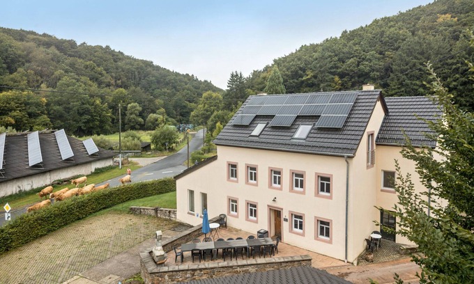 Zweifelscheid House | Holiday Home 'Eifellandhaus' with Shared Terrace and Wi-Fi