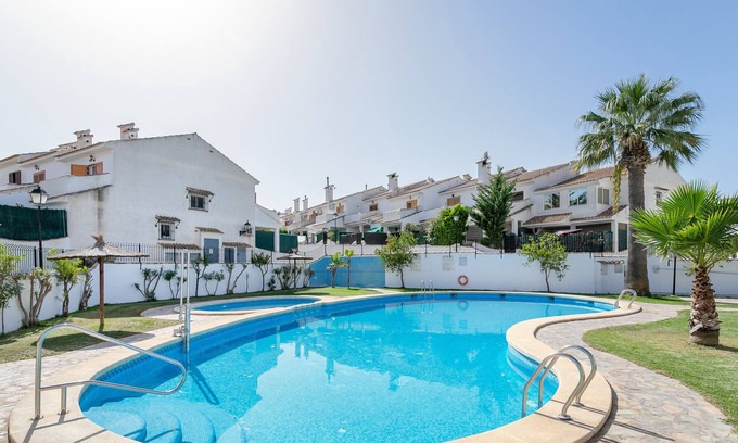 Monte Faro House | Holiday Home 'El Descanso del Faro' with Shared Pool & Wi-Fi