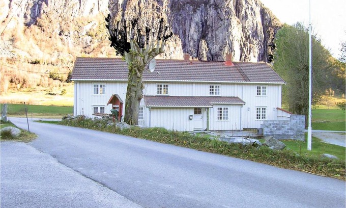 Nesset House | Holiday Home Eresfjord Jovollstua