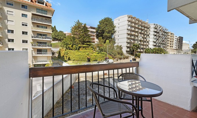 Estoril House | Holiday Home 'Estoril Art and Surf' with Balcony, Wi-Fi and Air Conditioning